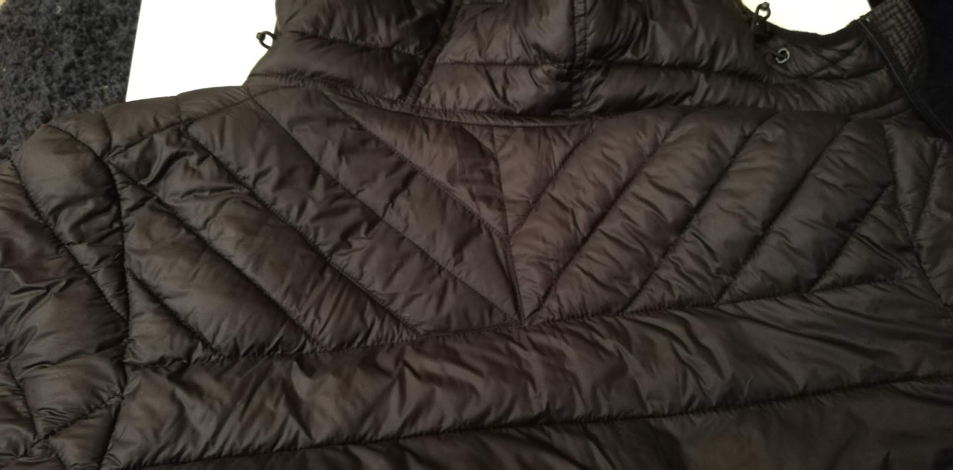 Echtes Stoff- und Knopfdetail aus der Schneiderei Turan